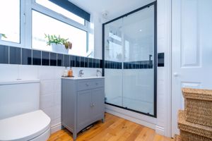 Shower room- click for photo gallery